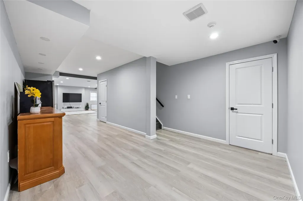 16 Mackay Way Roslyn NY 11576