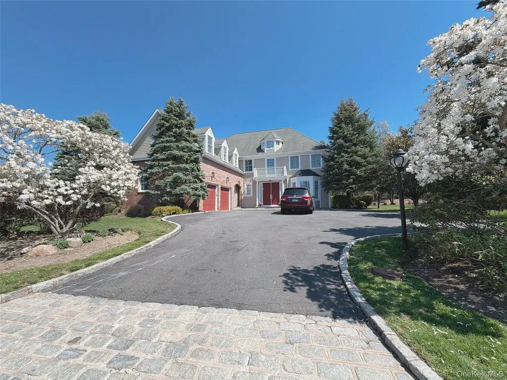 16 Mackay Way Roslyn NY 11576