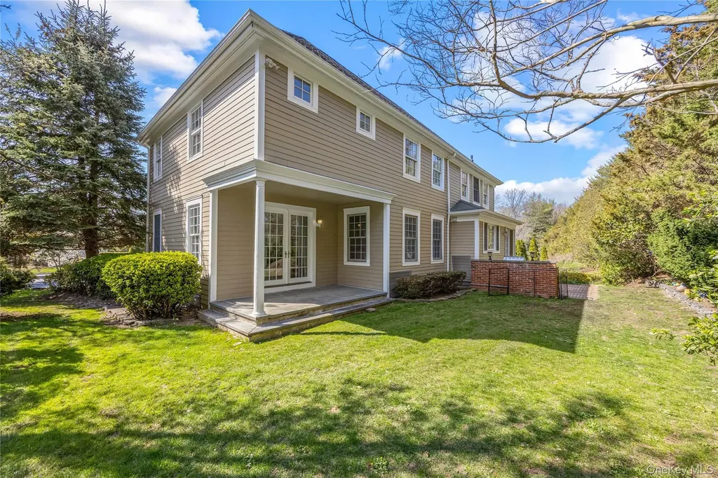 16 Mackay Way Roslyn NY 11576