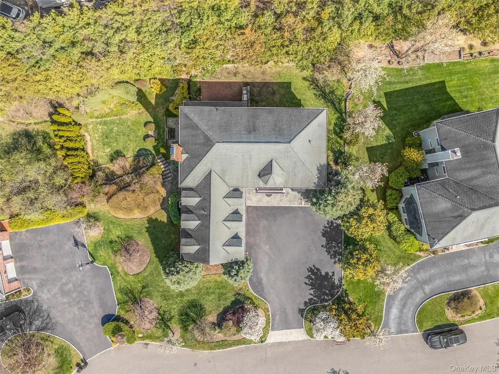 16 Mackay Way Roslyn NY 11576