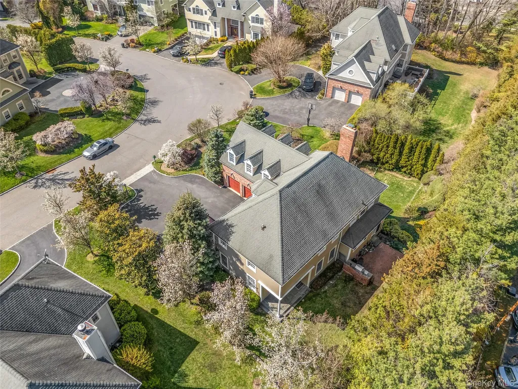 16 Mackay Way Roslyn NY 11576