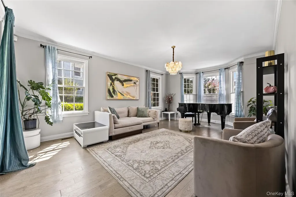 16 Mackay Way Roslyn NY 11576