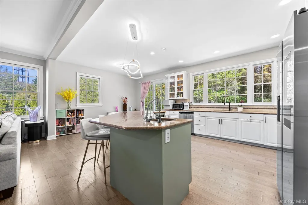 16 Mackay Way Roslyn NY 11576