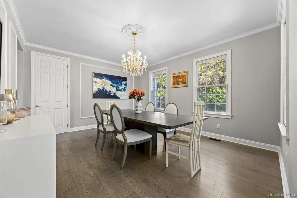 16 Mackay Way Roslyn NY 11576
