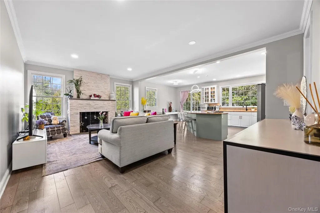 16 Mackay Way Roslyn NY 11576