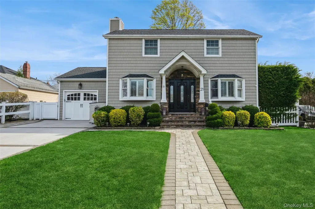 21 Crest Road E North Merrick NY 11566