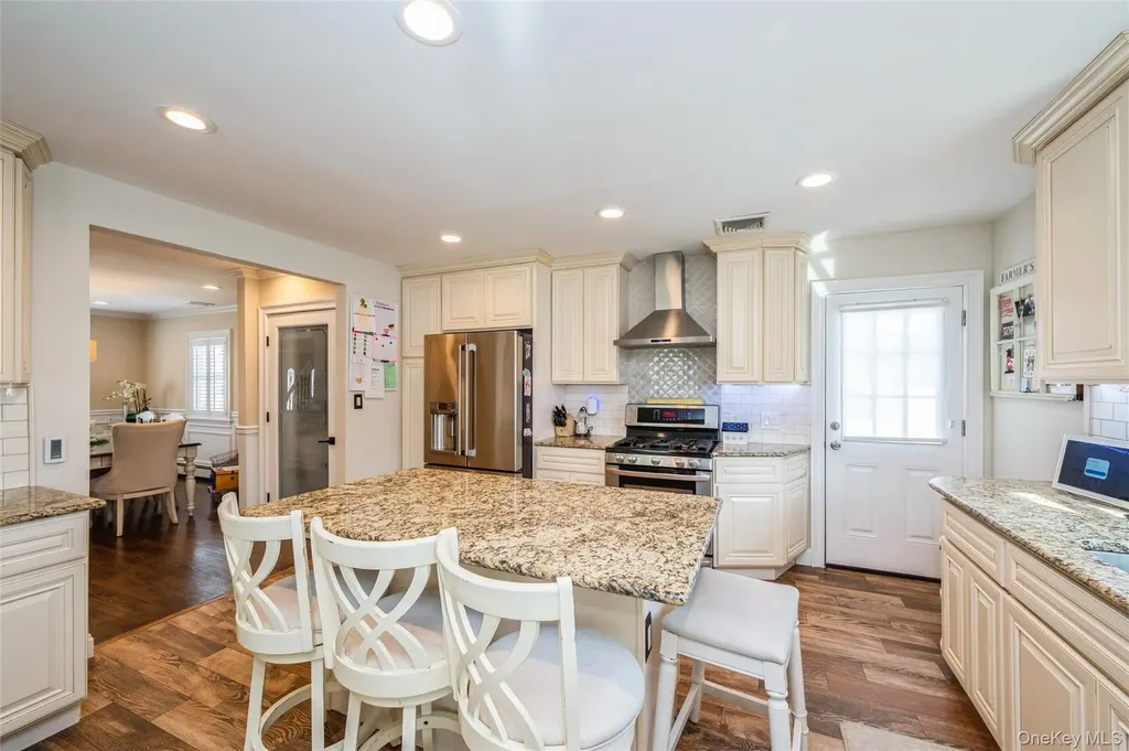 21 Crest Road E North Merrick NY 11566