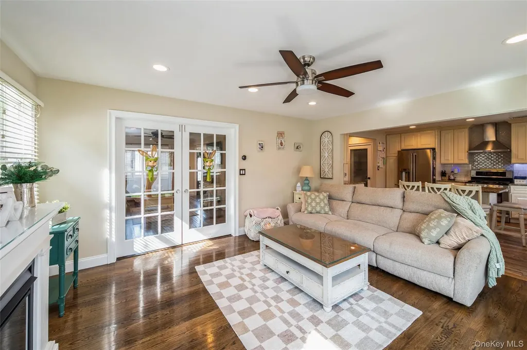 21 Crest Road E North Merrick NY 11566
