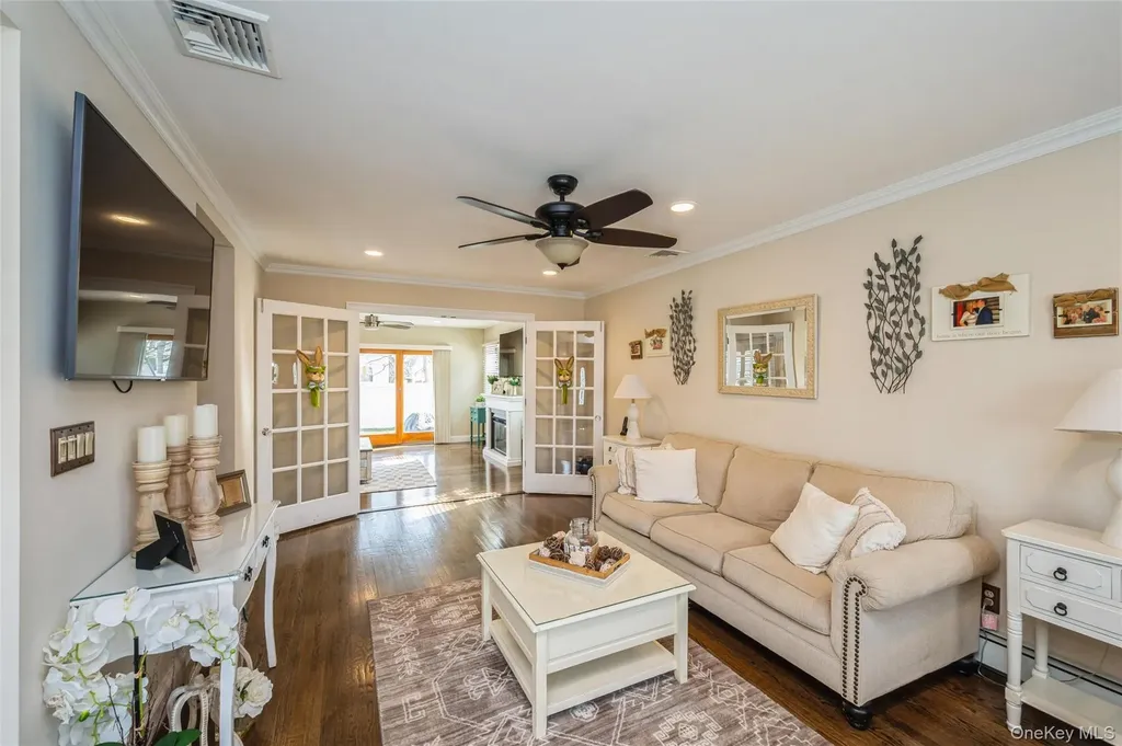 21 Crest Road E North Merrick NY 11566
