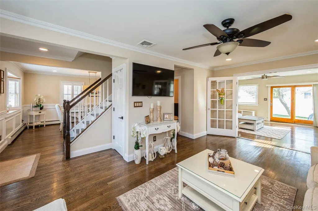 21 Crest Road E North Merrick NY 11566