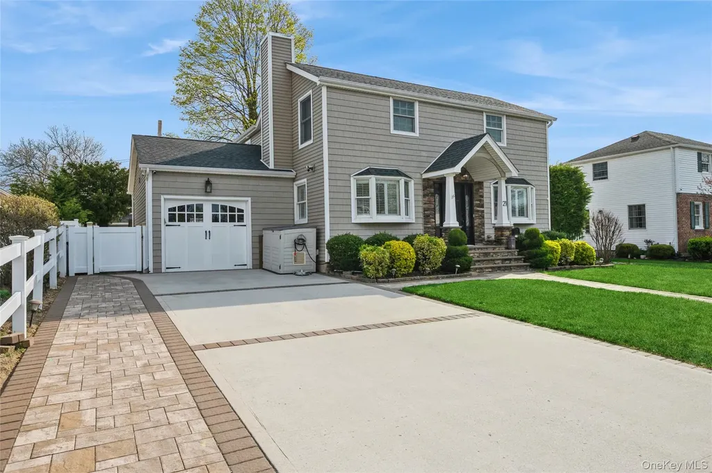 21 Crest Road E North Merrick NY 11566