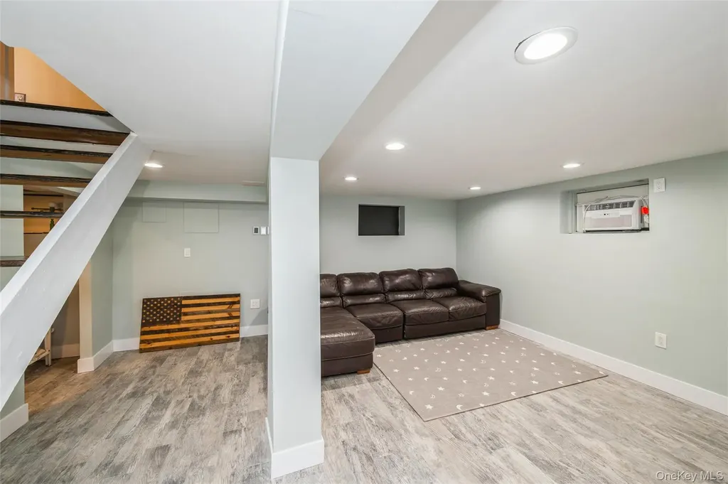 21 Crest Road E North Merrick NY 11566