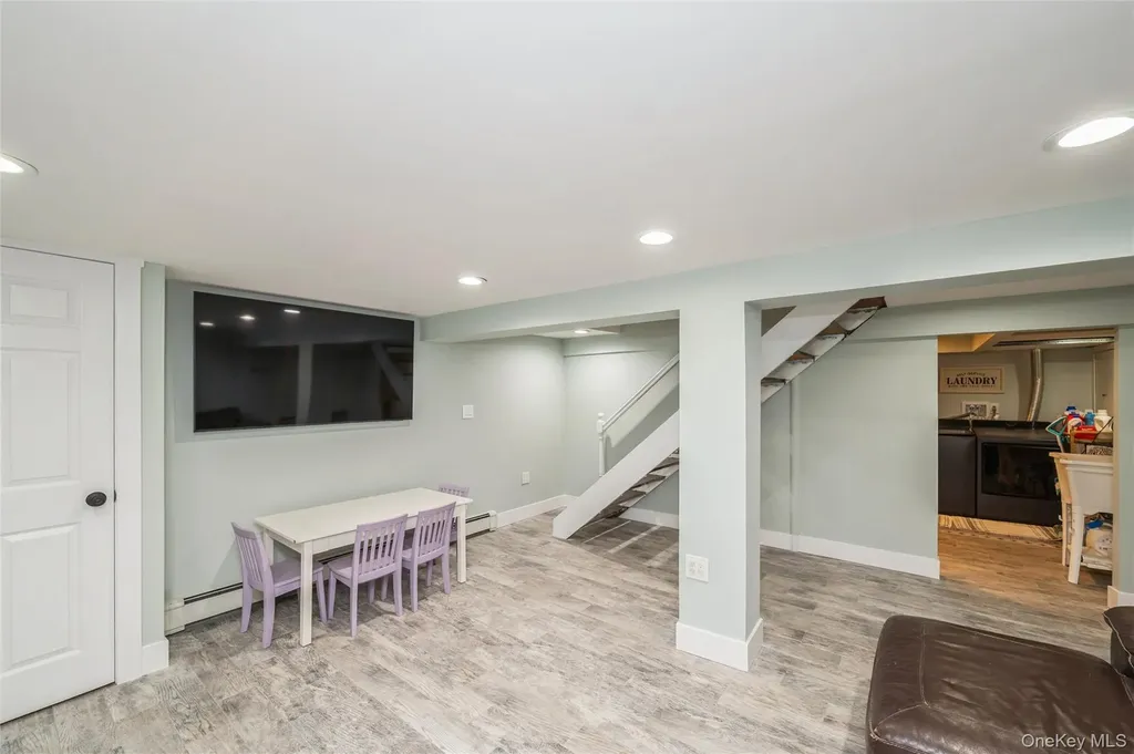 21 Crest Road E North Merrick NY 11566