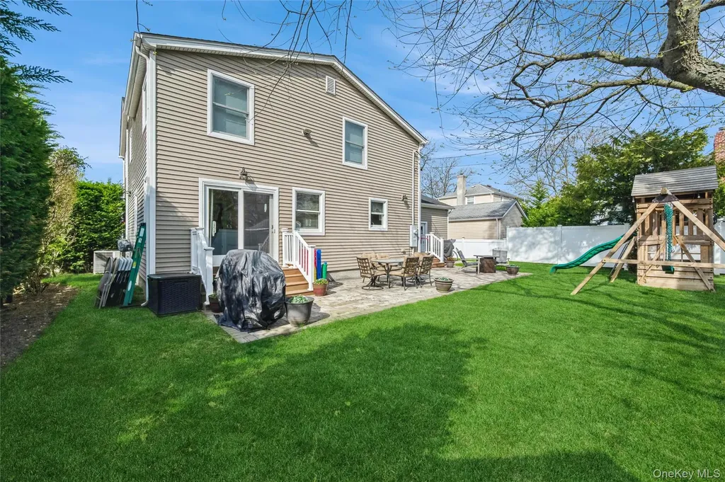 21 Crest Road E North Merrick NY 11566