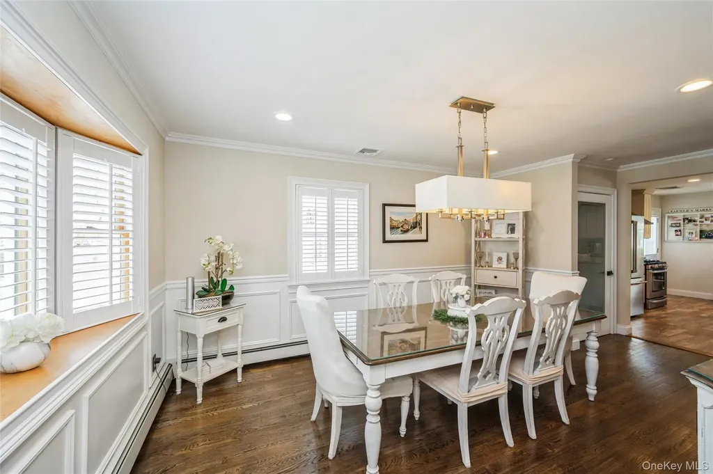 21 Crest Road E North Merrick NY 11566