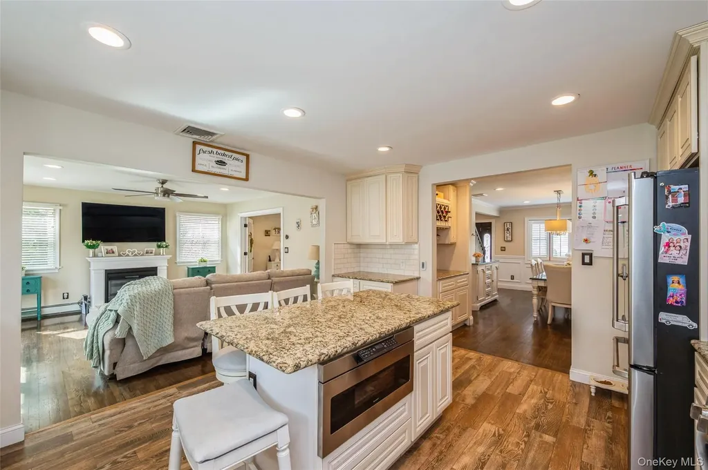 21 Crest Road E North Merrick NY 11566