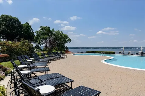 62 Pembroke Drive Glen Cove NY 11542