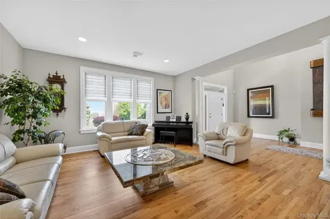 62 Pembroke Drive Glen Cove NY 11542