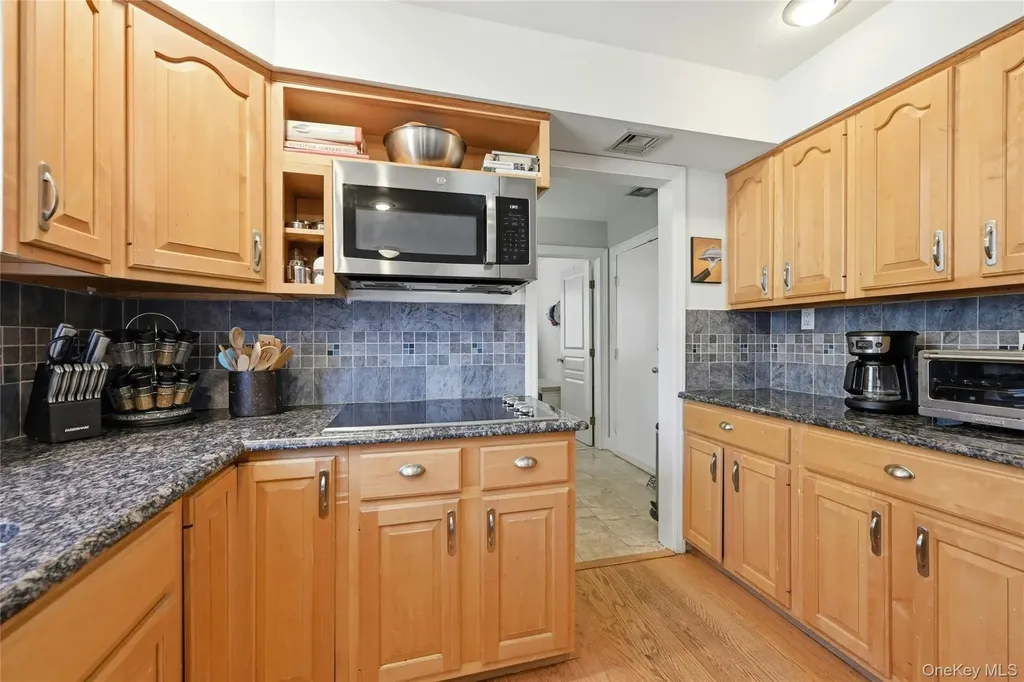 17 Quaker Hill Road Stony Brook NY 11790