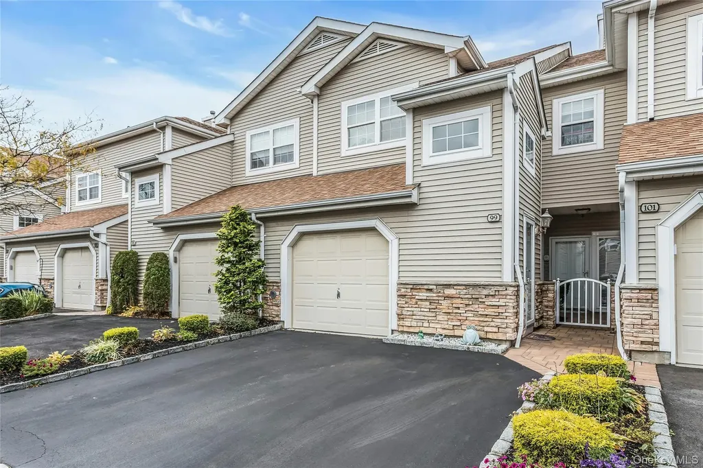 99 Carriage Lane Plainview NY 11803