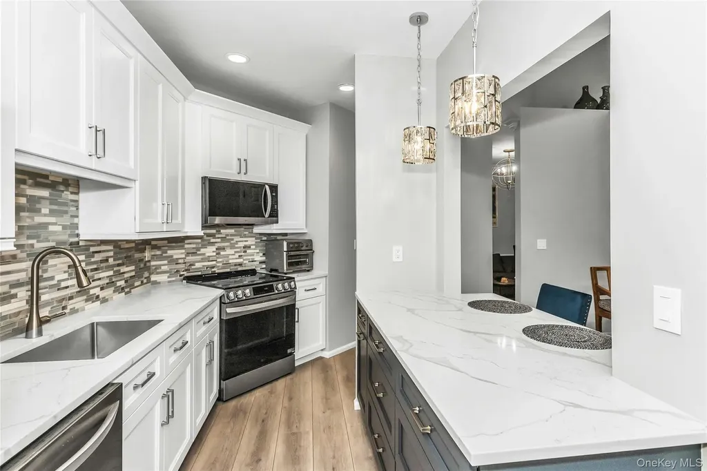 99 Carriage Lane Plainview NY 11803