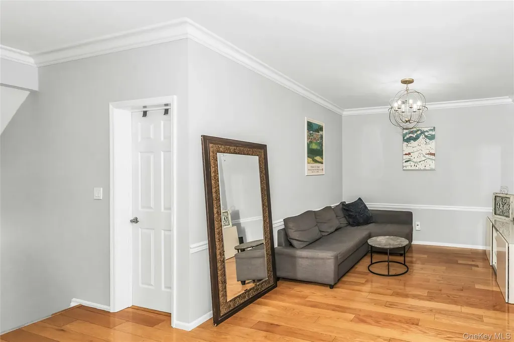 99 Carriage Lane Plainview NY 11803