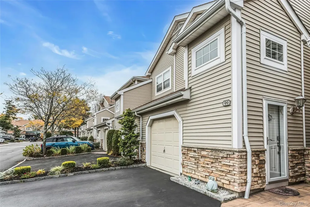 99 Carriage Lane Plainview NY 11803