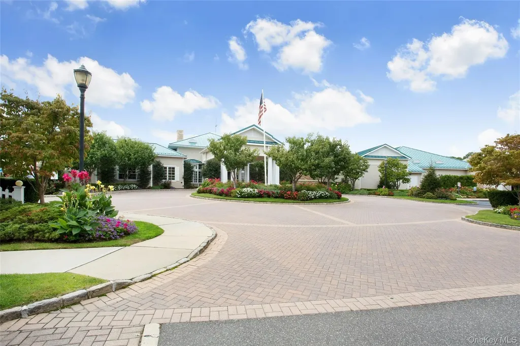 99 Carriage Lane Plainview NY 11803
