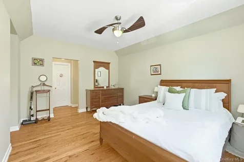 1004 Kensington Way Mount Kisco NY 10549