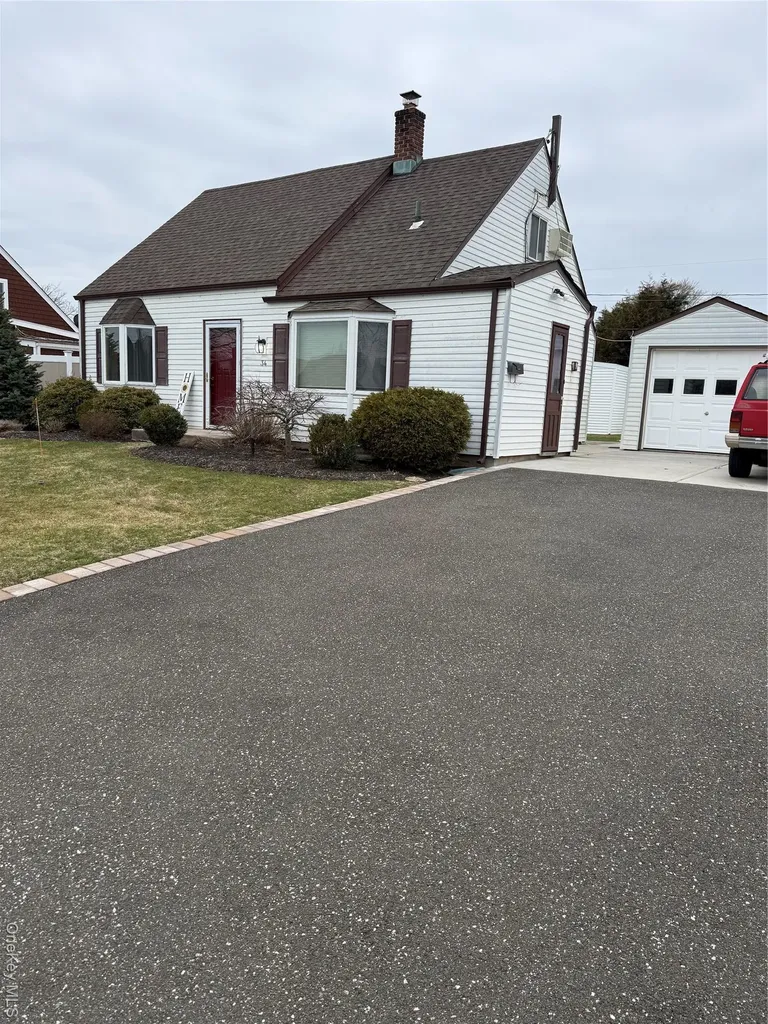 34 Quarry Lane Levittown NY 11756
