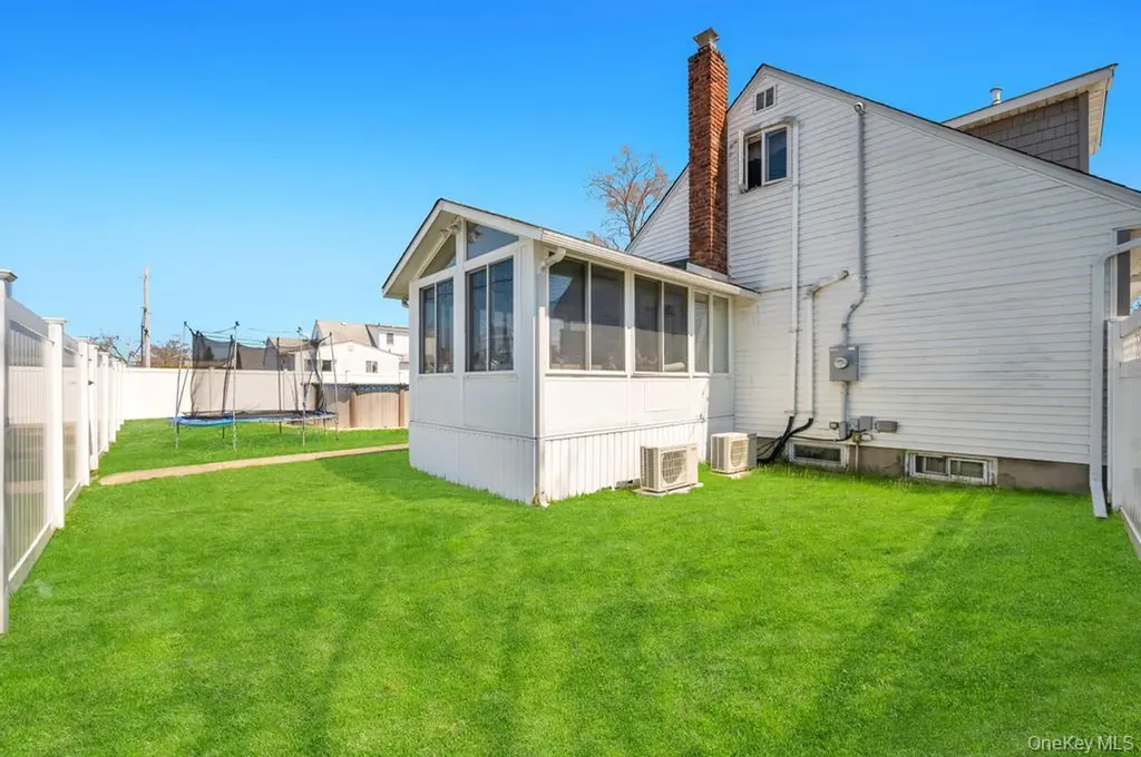 398 33rd Street Lindenhurst NY 11757