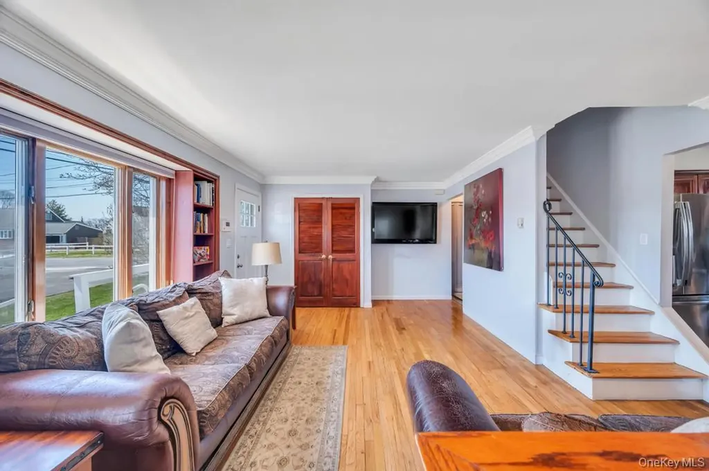 398 33rd Street Lindenhurst NY 11757