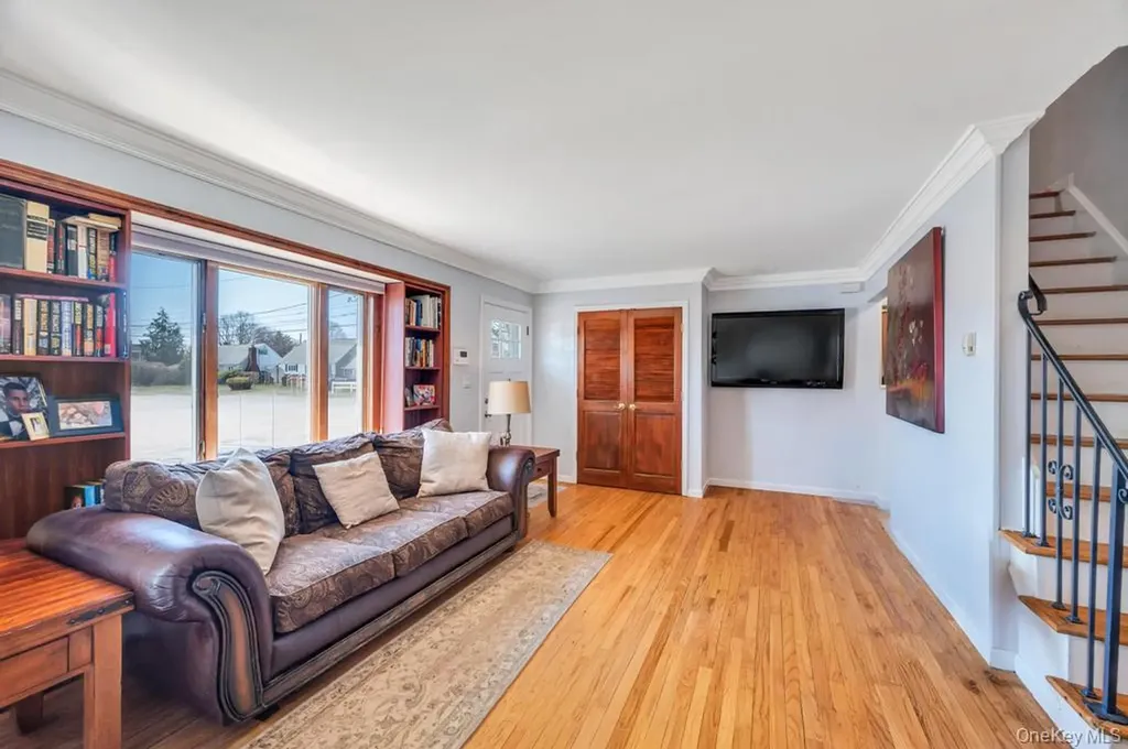 398 33rd Street Lindenhurst NY 11757