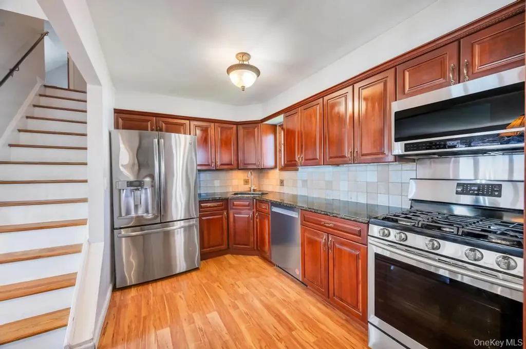 398 33rd Street Lindenhurst NY 11757