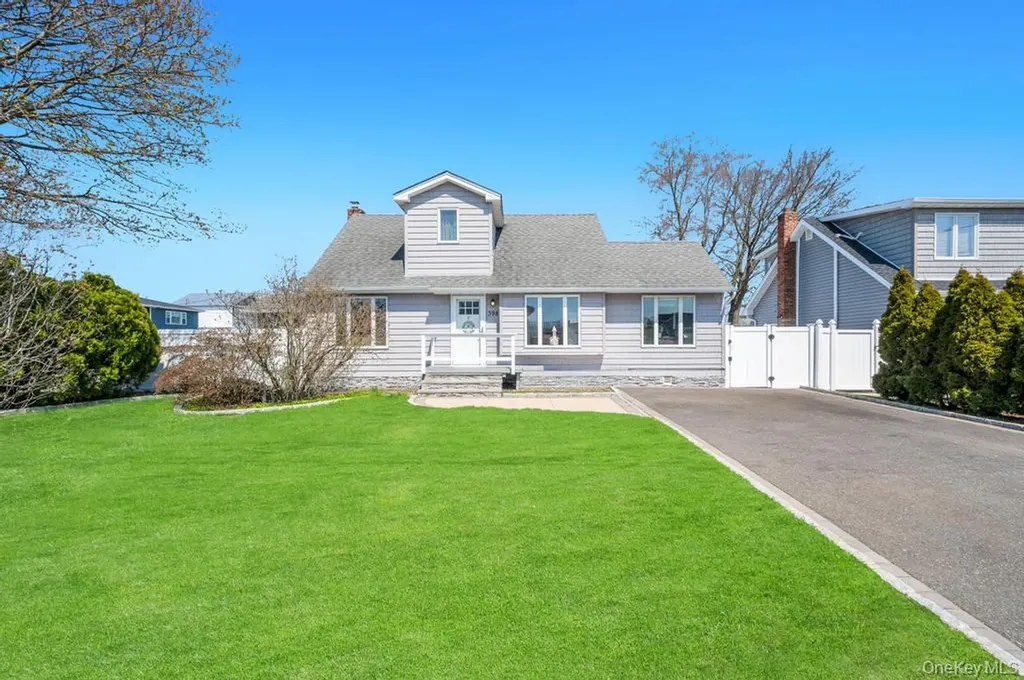 398 33rd Street Lindenhurst NY 11757