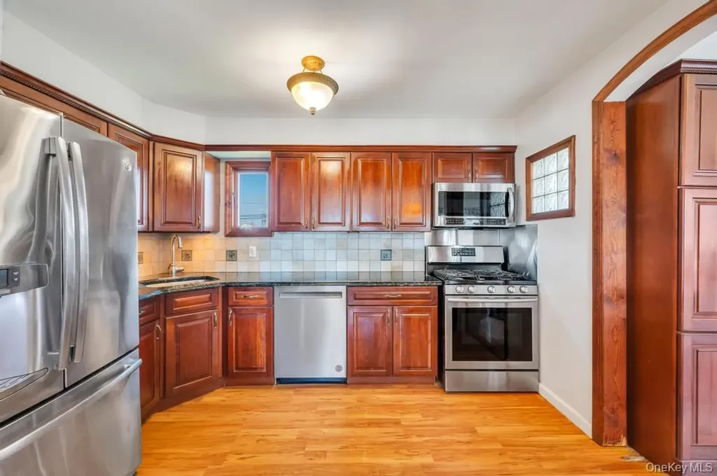 398 33rd Street Lindenhurst NY 11757