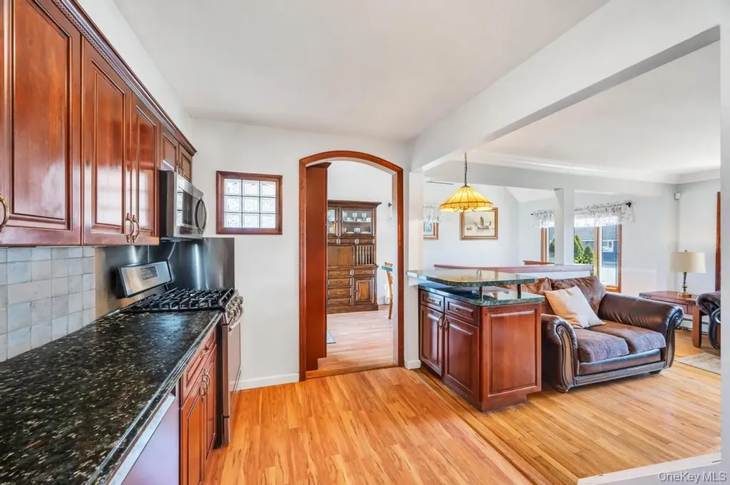 398 33rd Street Lindenhurst NY 11757