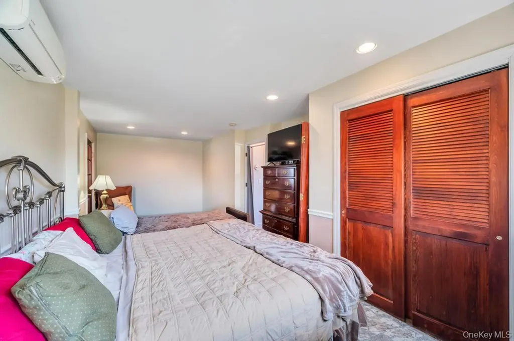 398 33rd Street Lindenhurst NY 11757