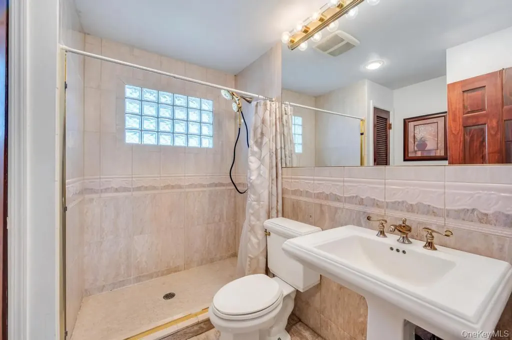 398 33rd Street Lindenhurst NY 11757