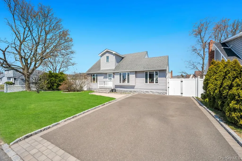 398 33rd Street Lindenhurst NY 11757