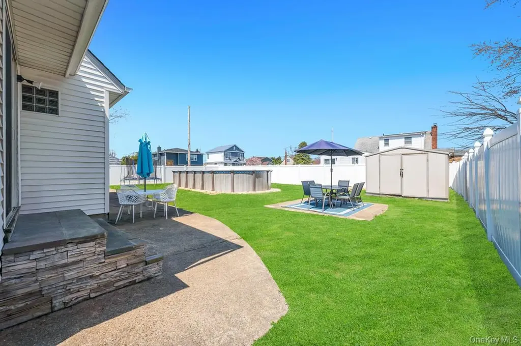 398 33rd Street Lindenhurst NY 11757