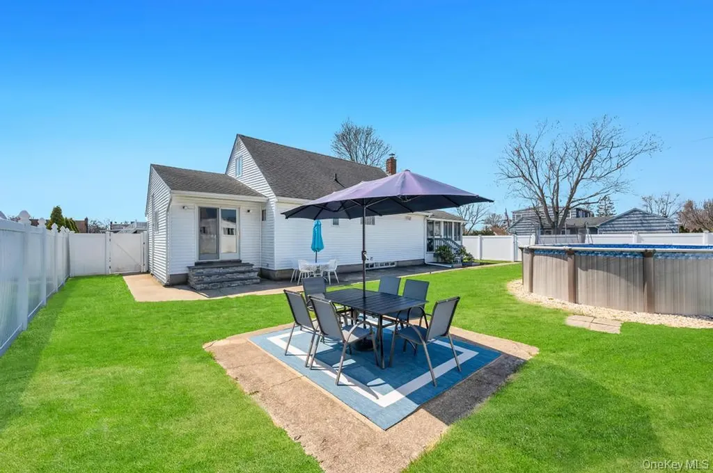 398 33rd Street Lindenhurst NY 11757