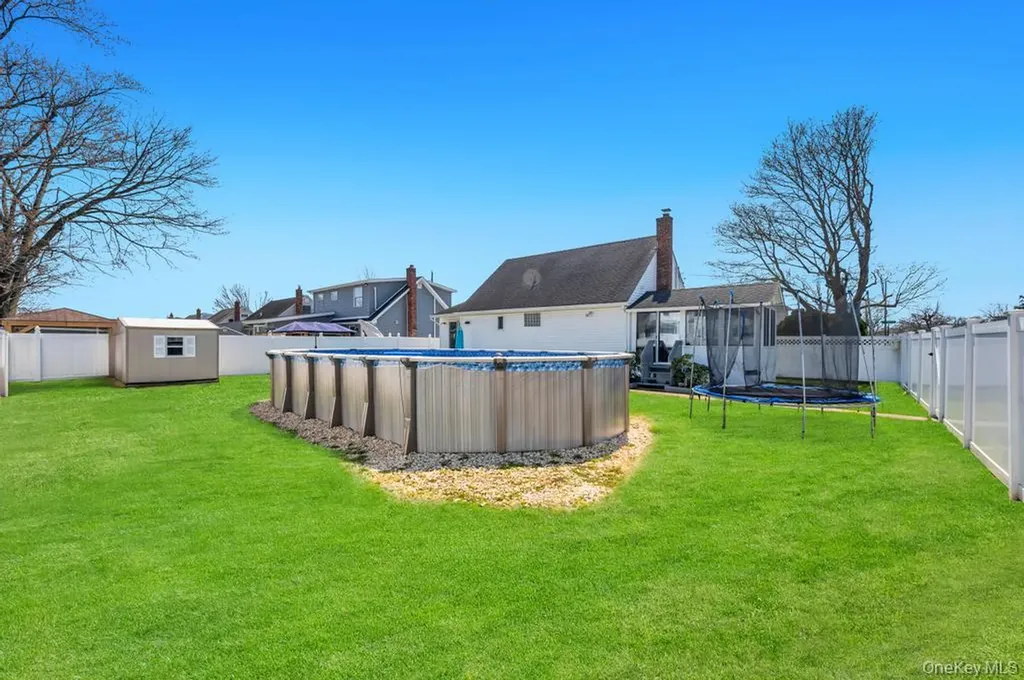 398 33rd Street Lindenhurst NY 11757