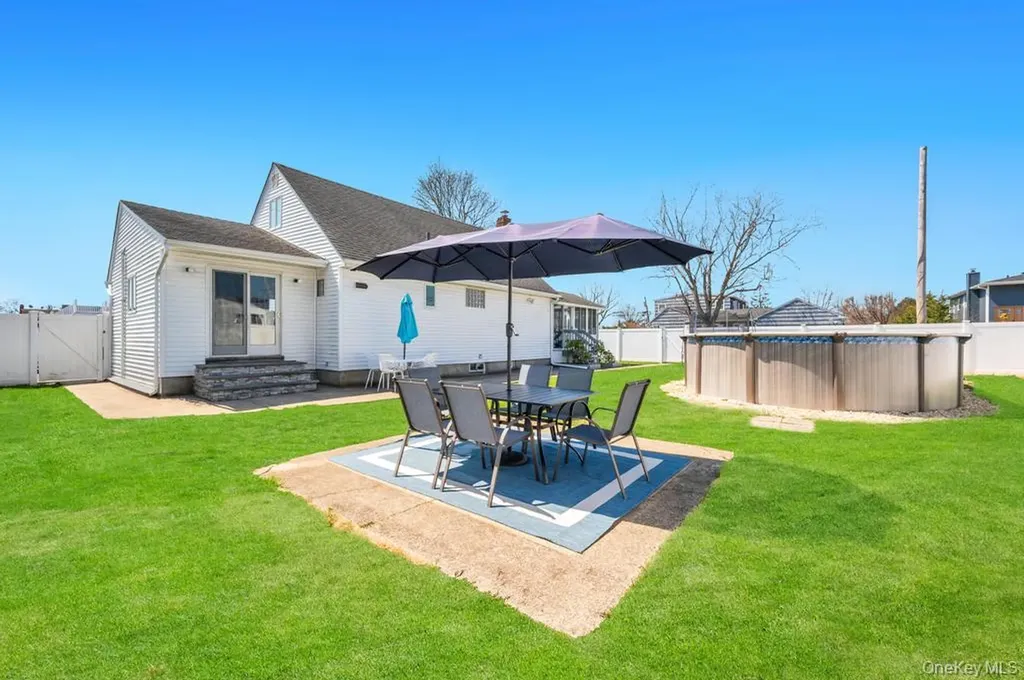 398 33rd Street Lindenhurst NY 11757