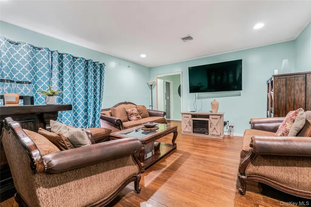 68 Riverdale Road Valley Stream NY 11581