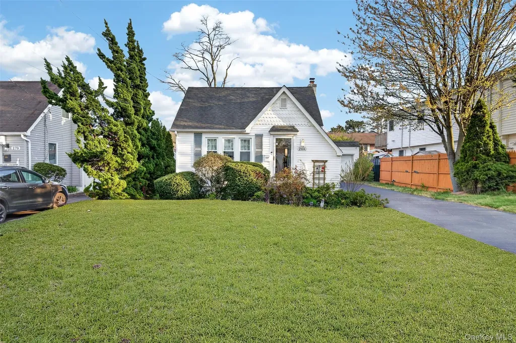 266 Neptune Avenue West Babylon NY 11704