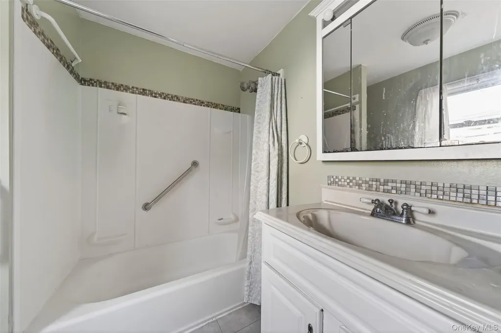 266 Neptune Avenue West Babylon NY 11704