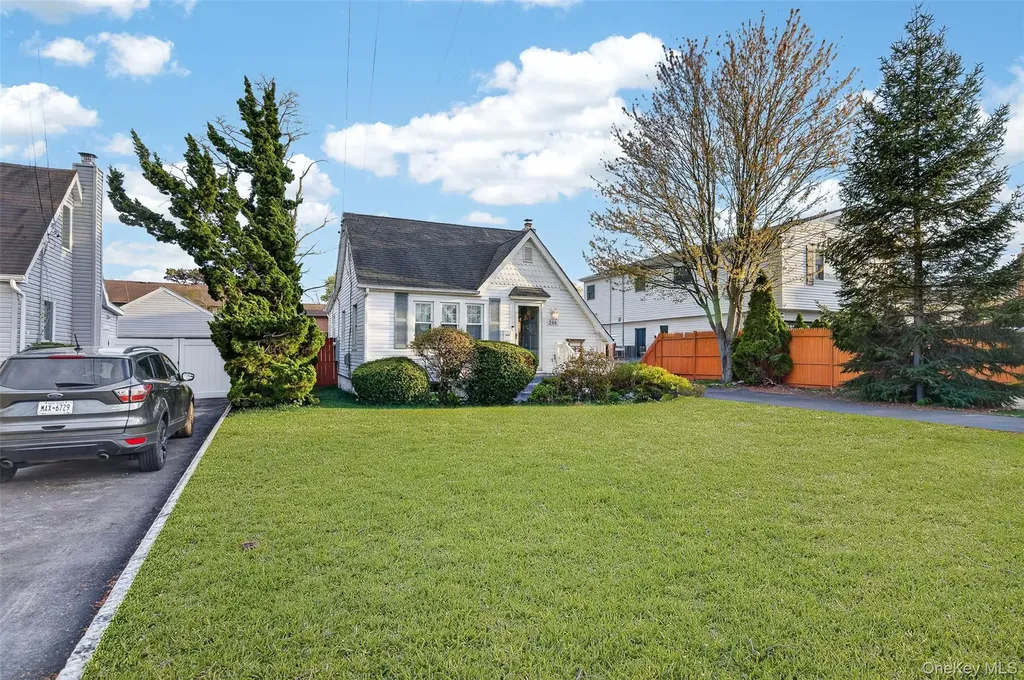 266 Neptune Avenue West Babylon NY 11704