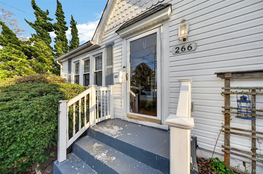 266 Neptune Avenue West Babylon NY 11704
