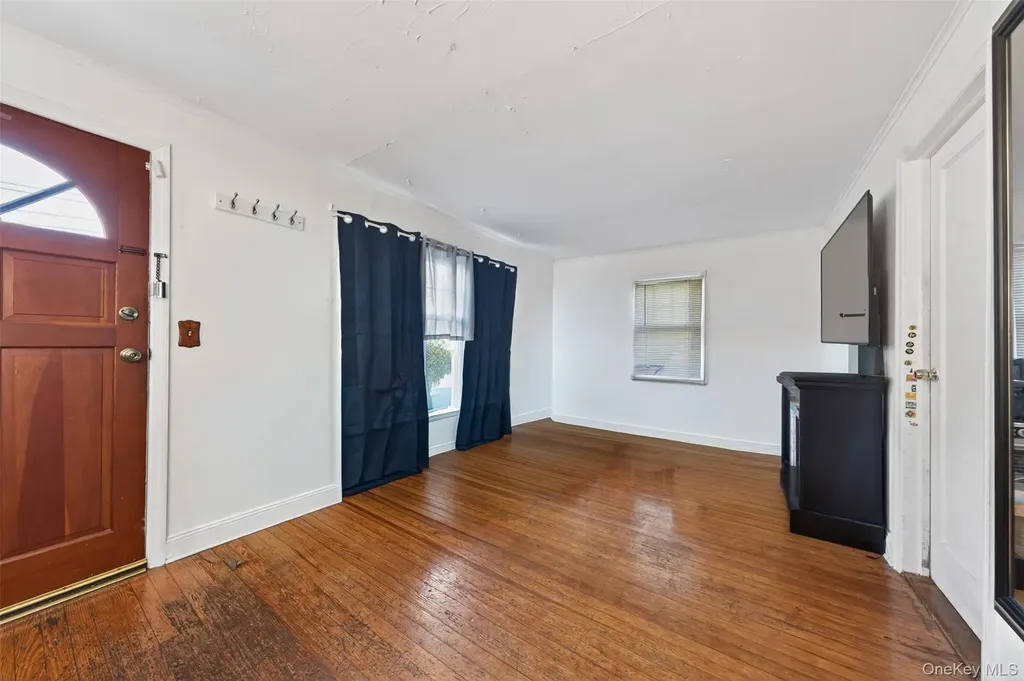 266 Neptune Avenue West Babylon NY 11704